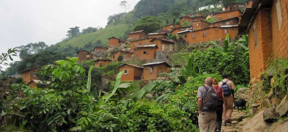 Forêts tropicales, villages et cascades