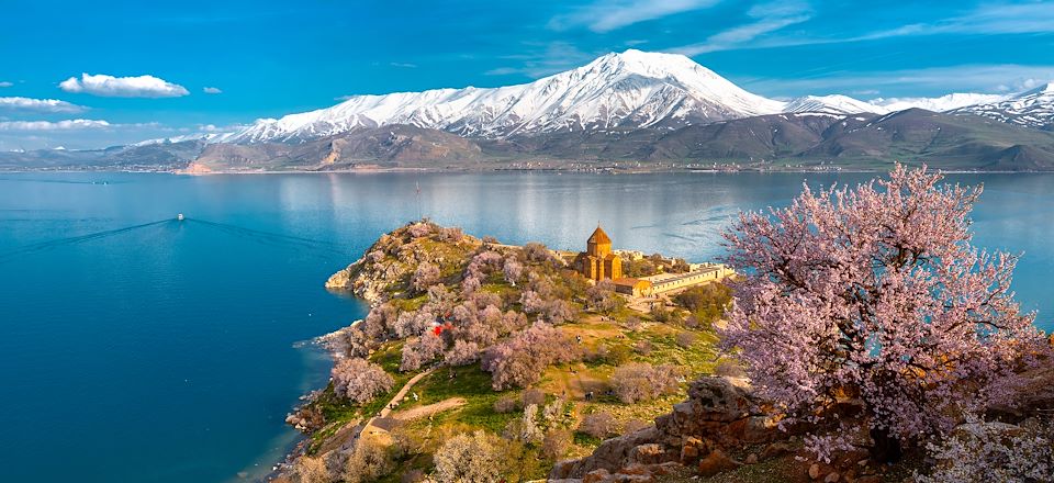 Cap à l’Est, d'Ankara au lac de Van et de Kars aux rives de la mer Noire, pour explorer le meilleur de l’Anatolie orientale. 