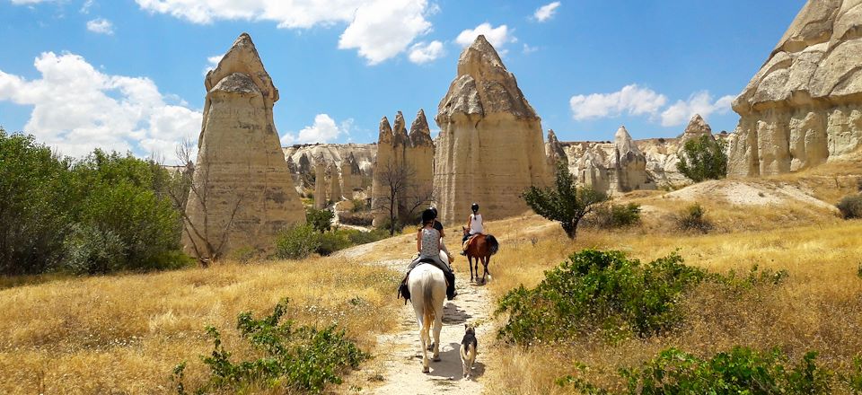 Découverte équestre de la Cappadoce, de ses cheminées de fées aux villages millénaires ...