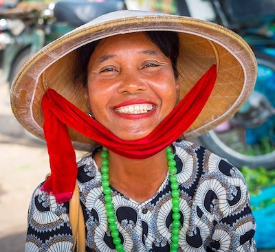 Voyage au Vietnam dédié aux personnes a mobilité réduite, avec guide et chauffeur privés, de la baie d’Halong au delta du Mékong